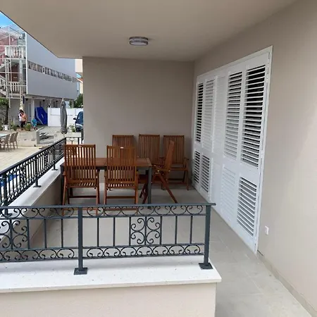 Lizzi. * 特罗吉尔