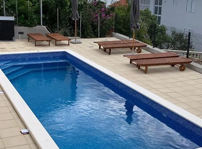 Lizzi. *
