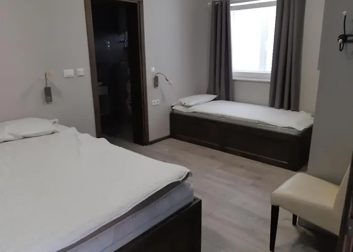 Lizzi. * Τρογκίρ