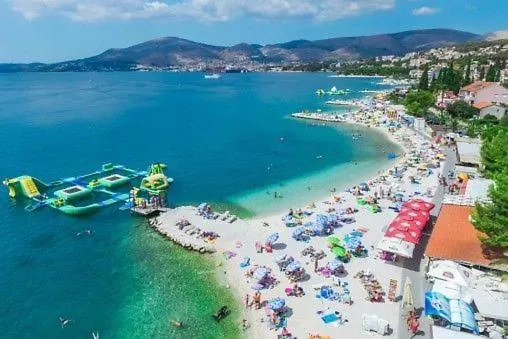 Lizzi. * Τρογκίρ