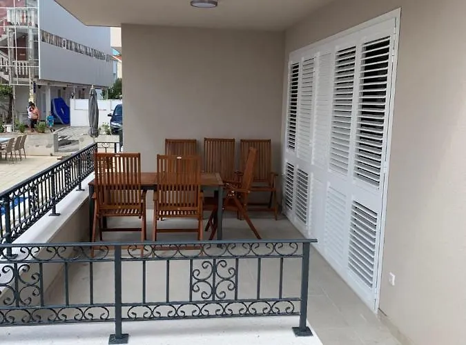 Lizzi. * Τρογκίρ