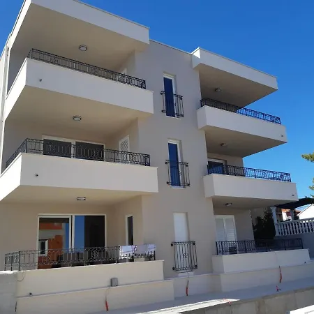 Lizzi. Τρογκίρ